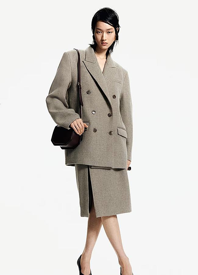 Imagen - Traje de falda midi de H&M: falda 14,99 euros y chaqueta oversize 69,99 euros.