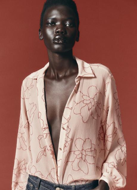 Imagen - Camisa con flores de Zara (29,99 euros)