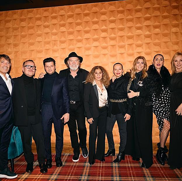 Algunos de los asistentes a la cena privada de la diseñadora Juana Martín entre los que se encontraba Lolita o Rossy de Palma. 