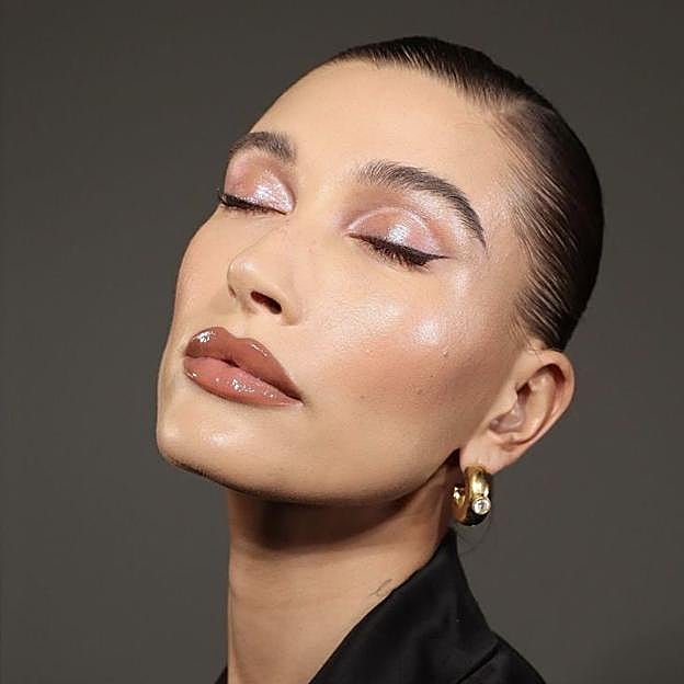 Hailey Bieber con sombra de ojos eyelighter