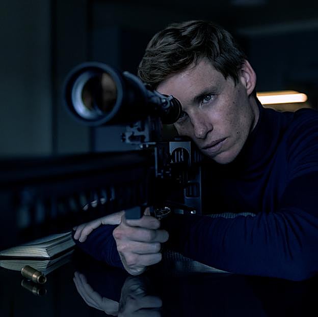 Eddie Redmayne en una imagen de la miniserie de espías, The day of the Jackal (Chacal).