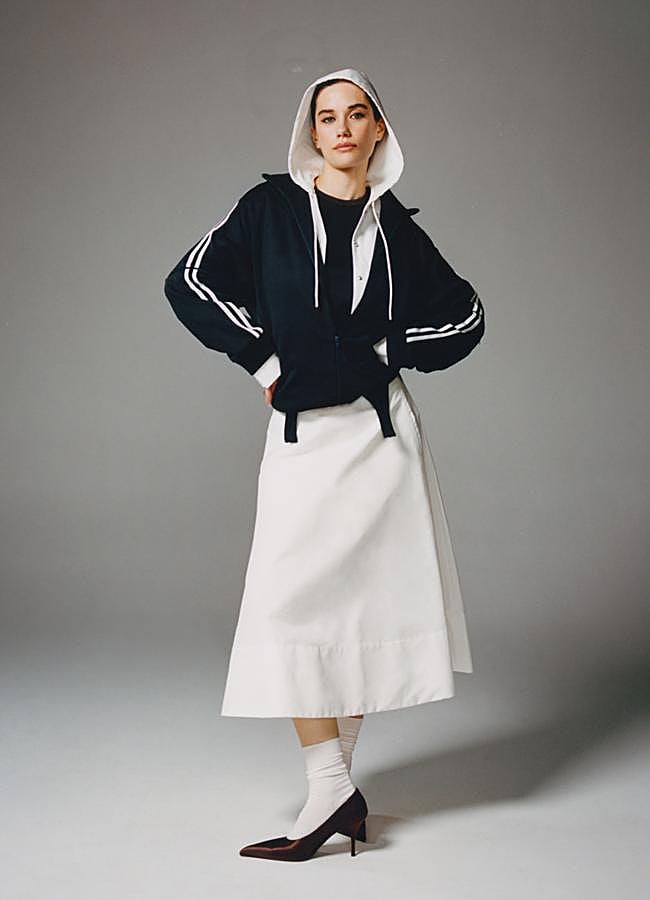 Imagen - Sudadera con capucha de Boss, cazadora y falda de Tibi y jersey con cuello a la caja de Falconeri. Zapatos de Prada y calcetines de Calzedonia. FOTOGRAFÍA: AGATA SERGE / ESTILISMO: NATA BOCHA