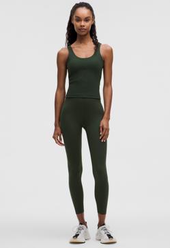 Imagen secundaria 2 - Abrigo Héctor de Sézane, gabardina de Triana by C y set Glow Up de Lululemon.