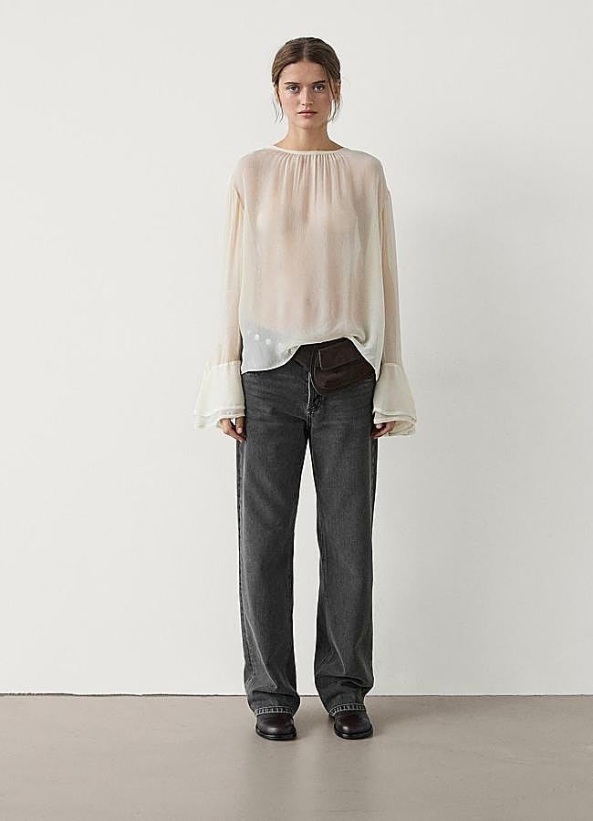 Imagen - Camisa blanca con manga murciélago de Massimo Dutti, 29,95 euros.