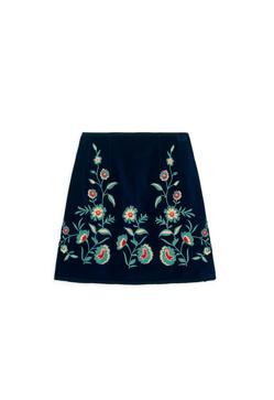 Imagen secundaria 2 - Camisa blanca de IKKS, bailarinas de Ganzitos y minifalda de Louise Misha.