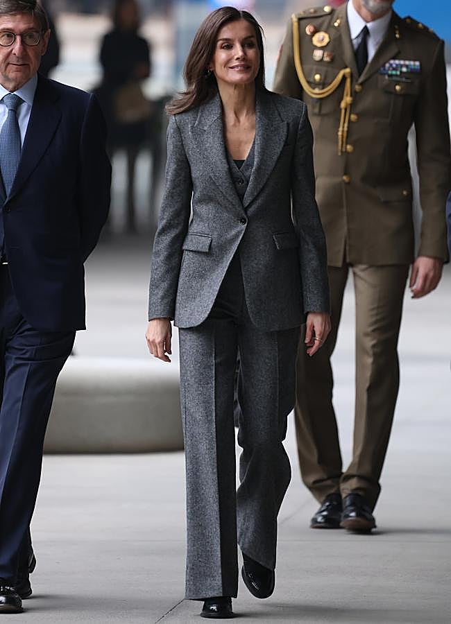 Imagen - La reina Letizia con un traje gris de Mango. Foto: Limited Pictures.