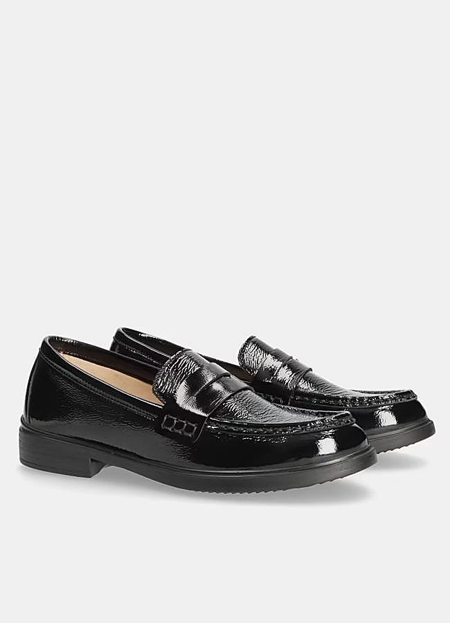 Imagen - Mocasín negro con acabado charol de Mascaró, 99,50 euros.