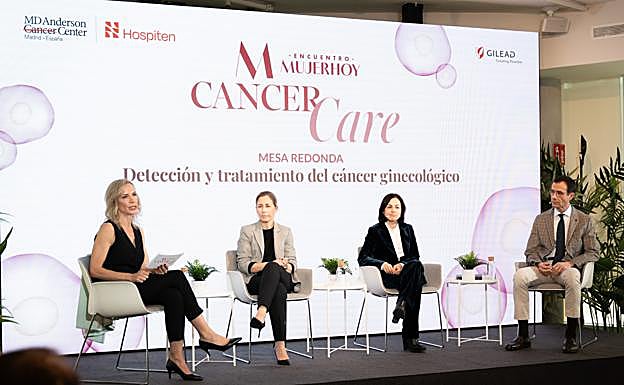 De izquierda a derecha, la periodista y moderadora Silvia Capafons; la dra. María Fernández Chereguini del servicio de ginecología oncológica de MD Anderson Cancer Center Madrid-Hospitén, la Dra. Eva Guerra Alía, especialista del servicio de oncología médica de la unidad de tumores ginecológicos del Hospital Universitario Ramón y Cajal y el Dr. Jesús Mª Vara Paniagua, del servicio de rehabilitación de suelo pélvico de MD Anderson Madrid-Hospiten.