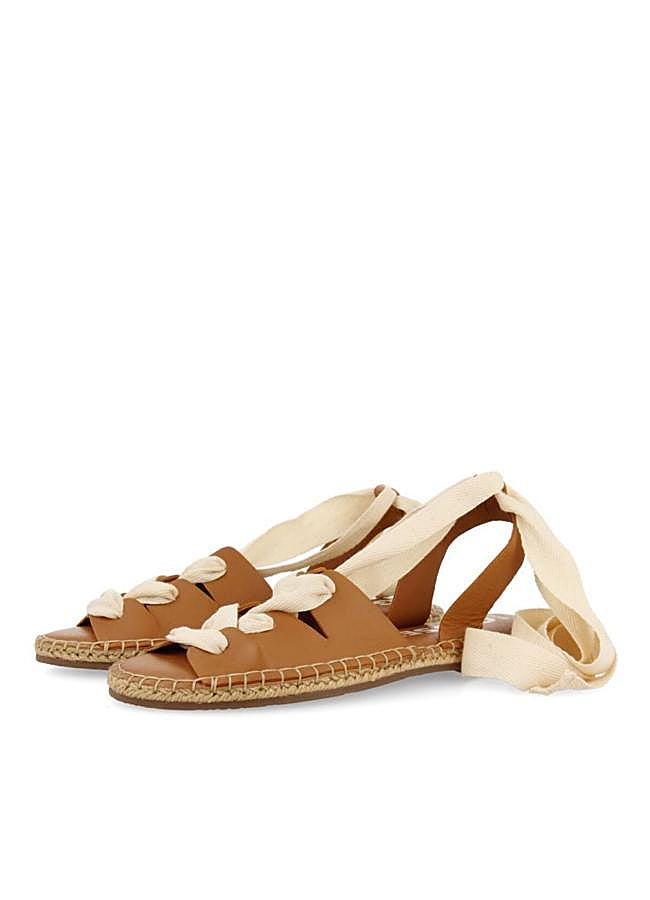 Imagen - Sandalias planas atadas con cintas
