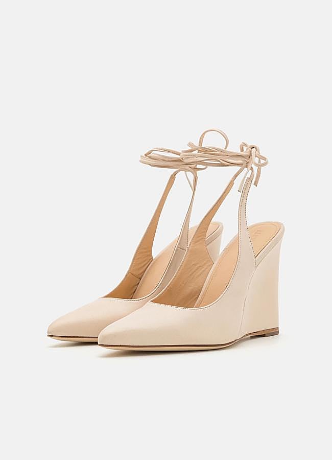 Imagen - Zapatos con cuña de piel atados al tobillo