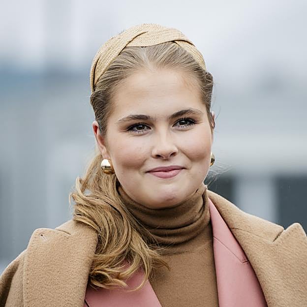 El espectacular look de Amalia de Holanda en su primera salida oficial en solitario: tonos neutros y diadema de reina