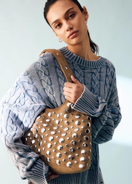 Imagen - Bolso con tachuelas de Pull & Bear (39,99 euros)