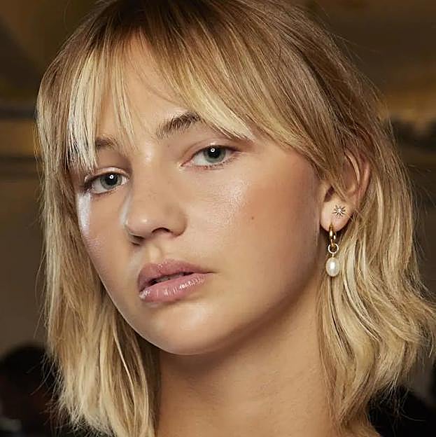 Mujer con choppy bob con flequillo