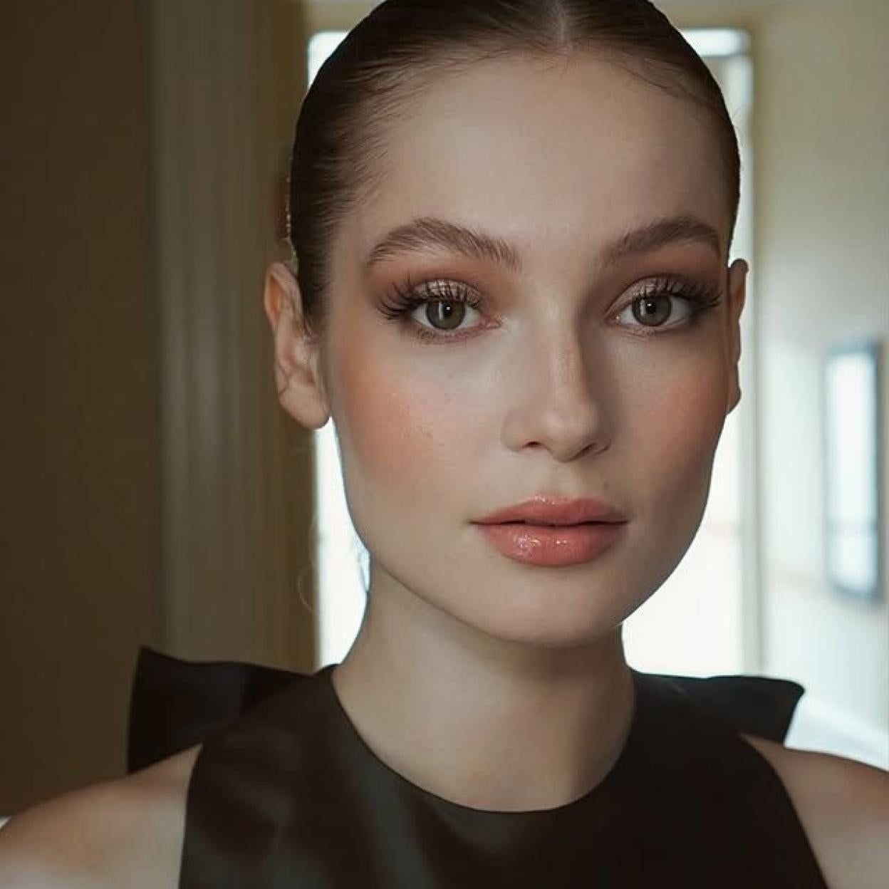 Hannah Dodd con máscara de pestañas efecto extensiones