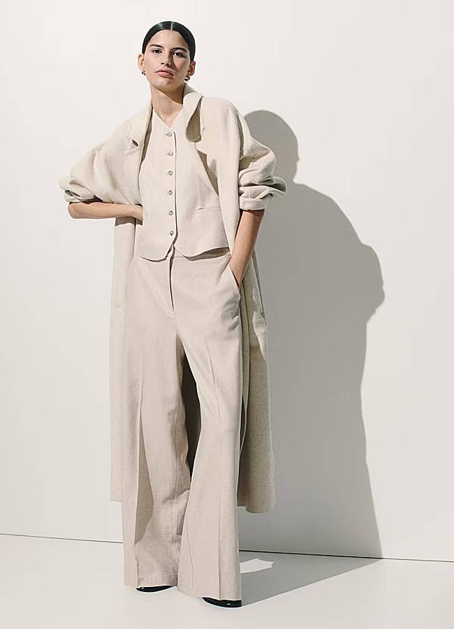 Imagen - Pantalón amplio en mezcla de lino (29,99€)/ Chaleco de traje en mezcla de lino (34,99€) de H&M