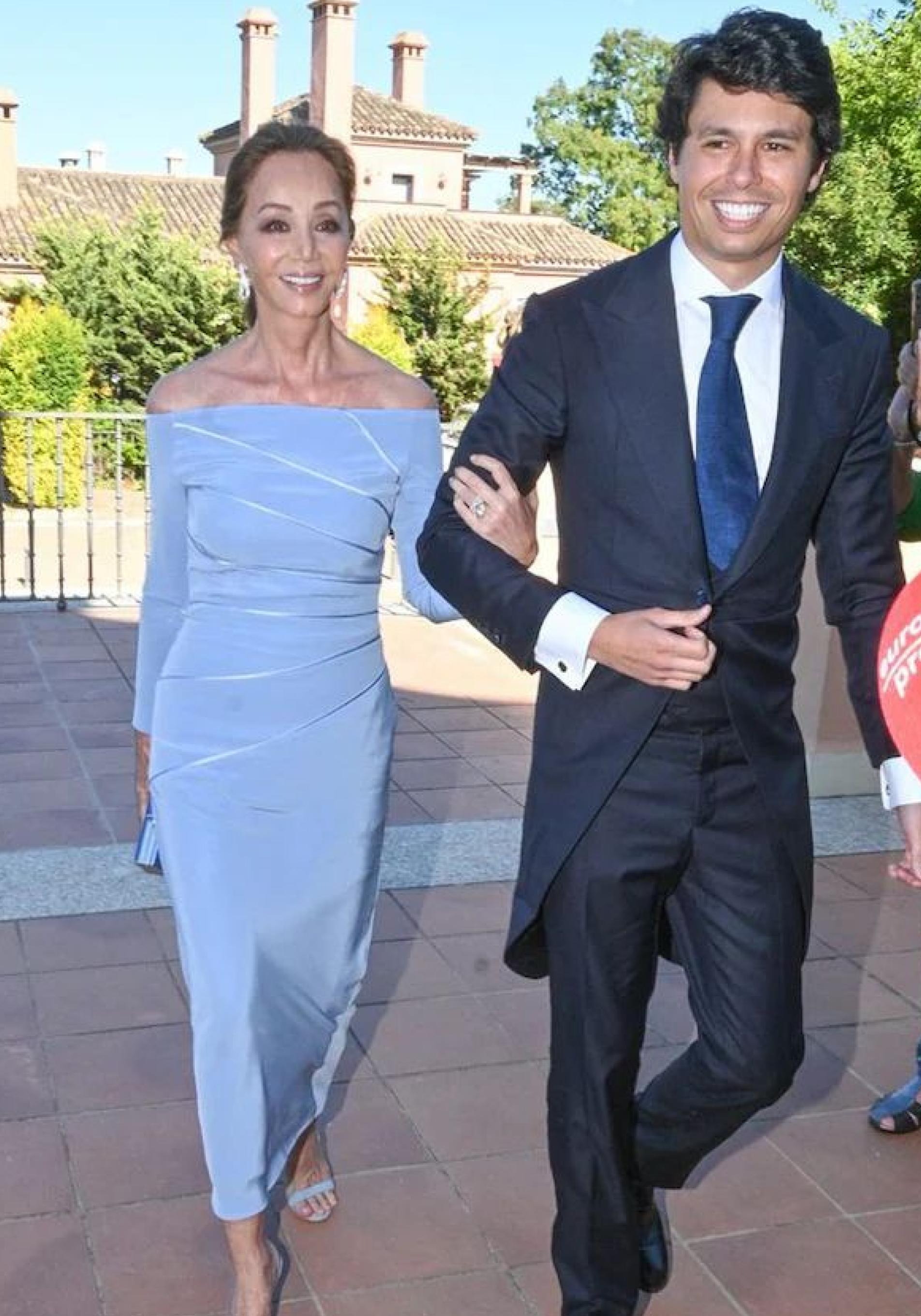 Isabel Preysler con look de madrina en la boda de su sobrino Álvaro Castillejo