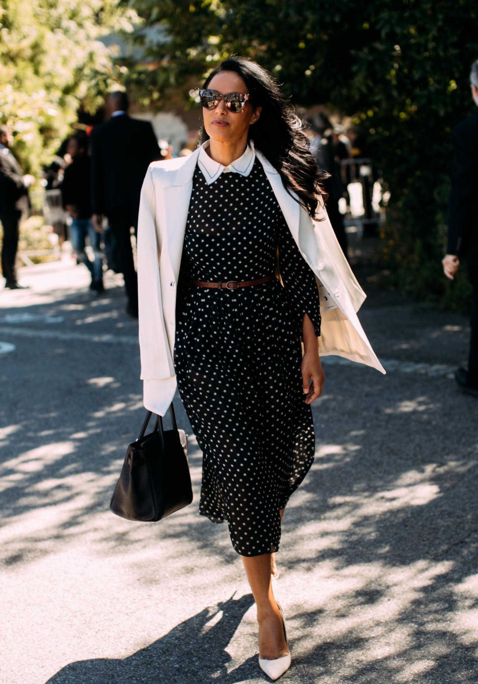 Una mujer con un vestido de lunares.