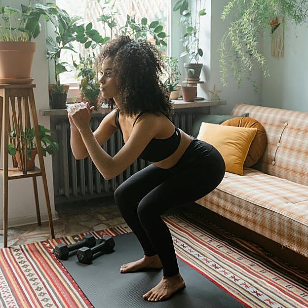 Por qué la sentadilla es el ejercicio más completo para adelgazar todo el cuerpo, según un experto japonés 