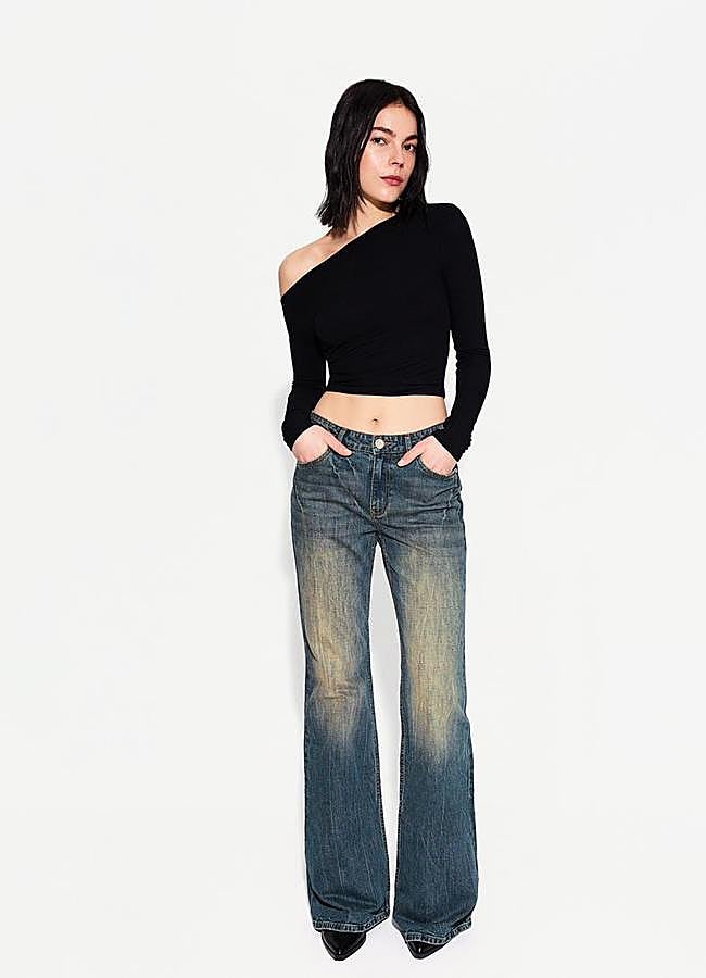 Imagen - Jeans flare con lavado beige de Bershka, 29,99 euros.
