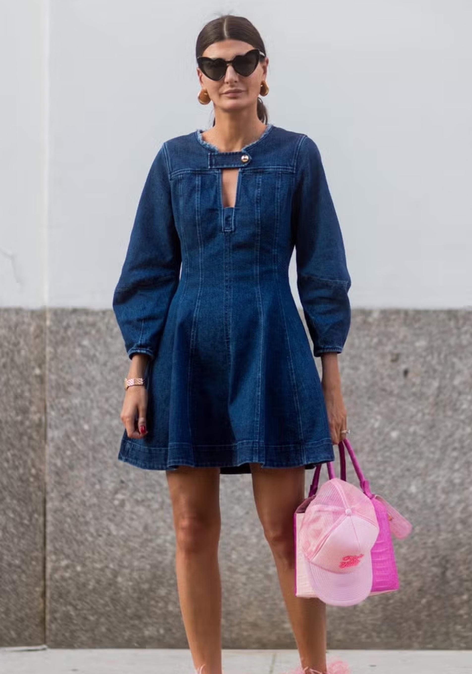 Un look de street style con vestido vaquero.