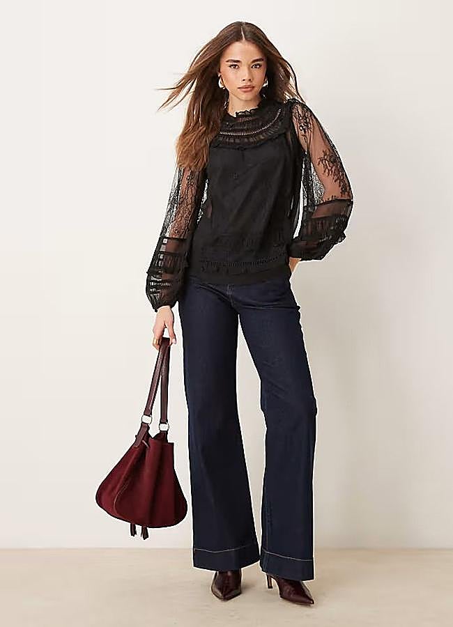 Imagen - Blusa bordada de encaje negro