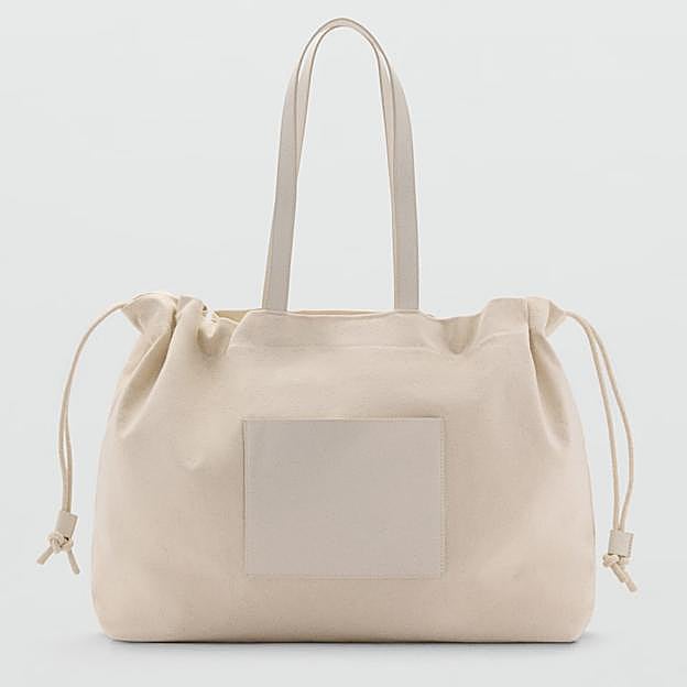 Bolso shopper de tela con combinado de piel de Mango (49,99 euros):