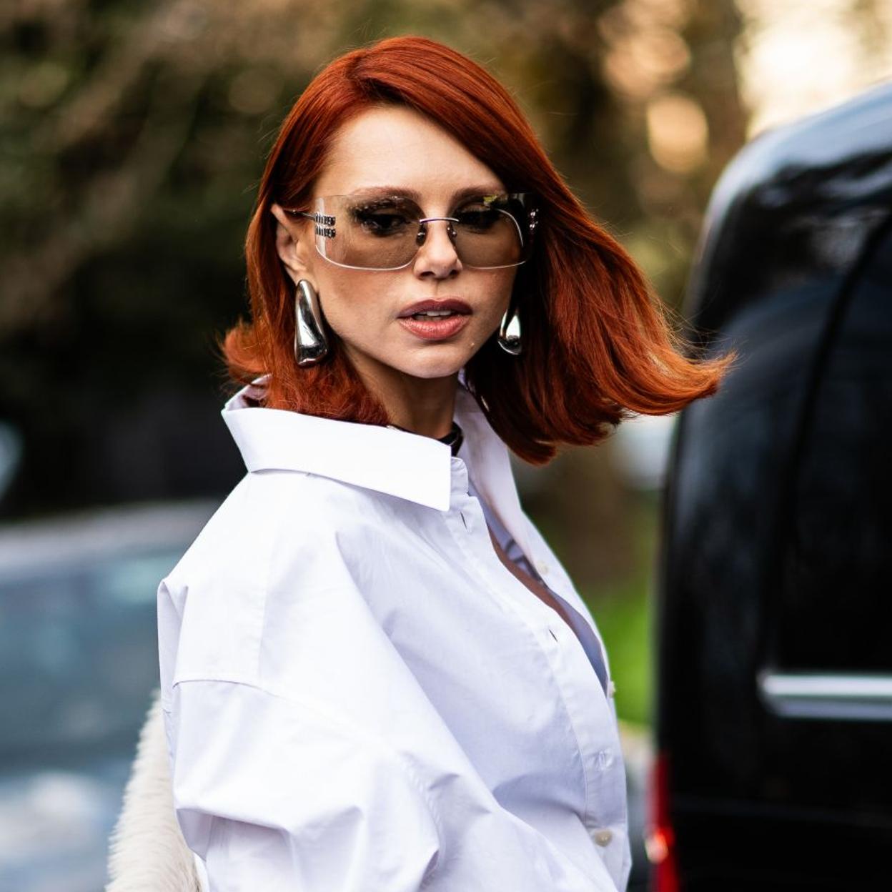 Una mujer con el pelo brillante.