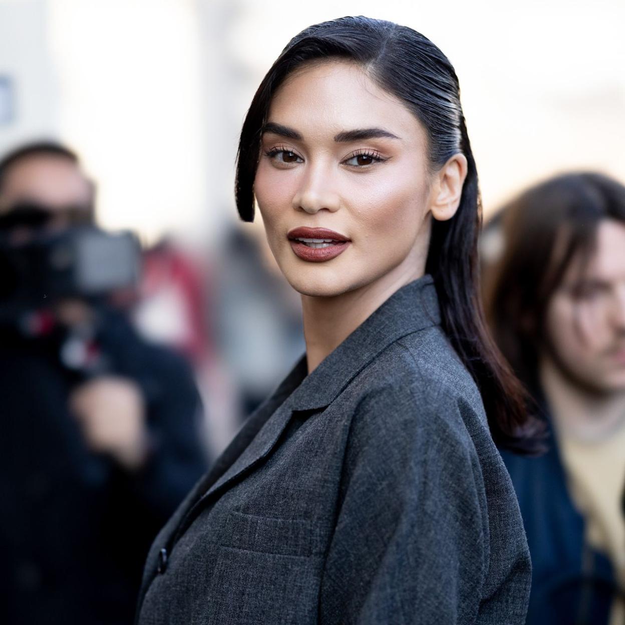 Una mujer asiática con la piel lisa.