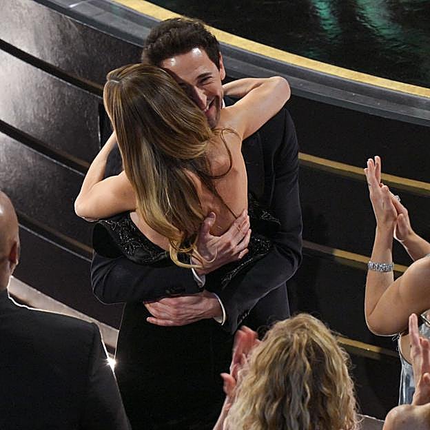 Brody abraza a su pareja, Georgina Chapman, antes de subir a recoger su Oscar. 