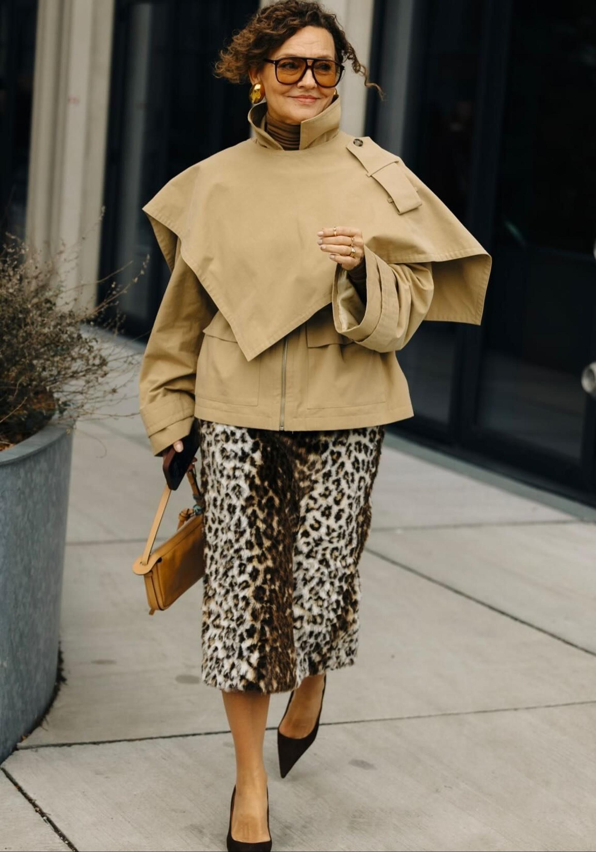 Influencer mayor de 50 años con falda animal print