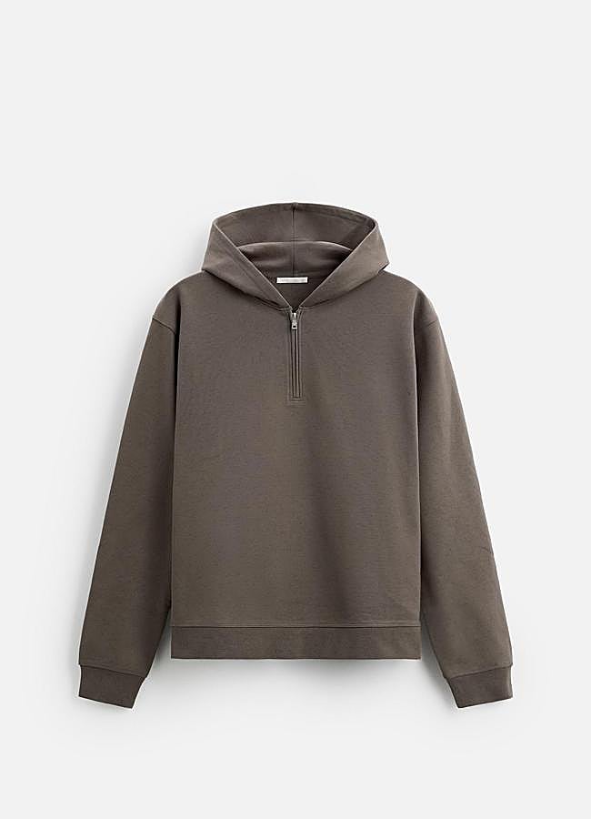 Imagen - Sudadera en color gris con cremallera de Zara Man (15,99 euros).