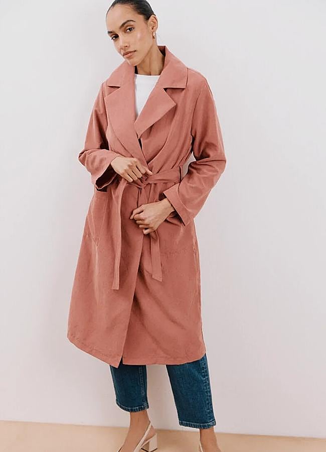 Imagen - Gabardina fluida e impermeable en color rosado de Cortefiel (67,49 euros).