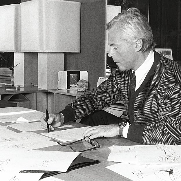 Un joven Giorgio Armani en su estudio. 