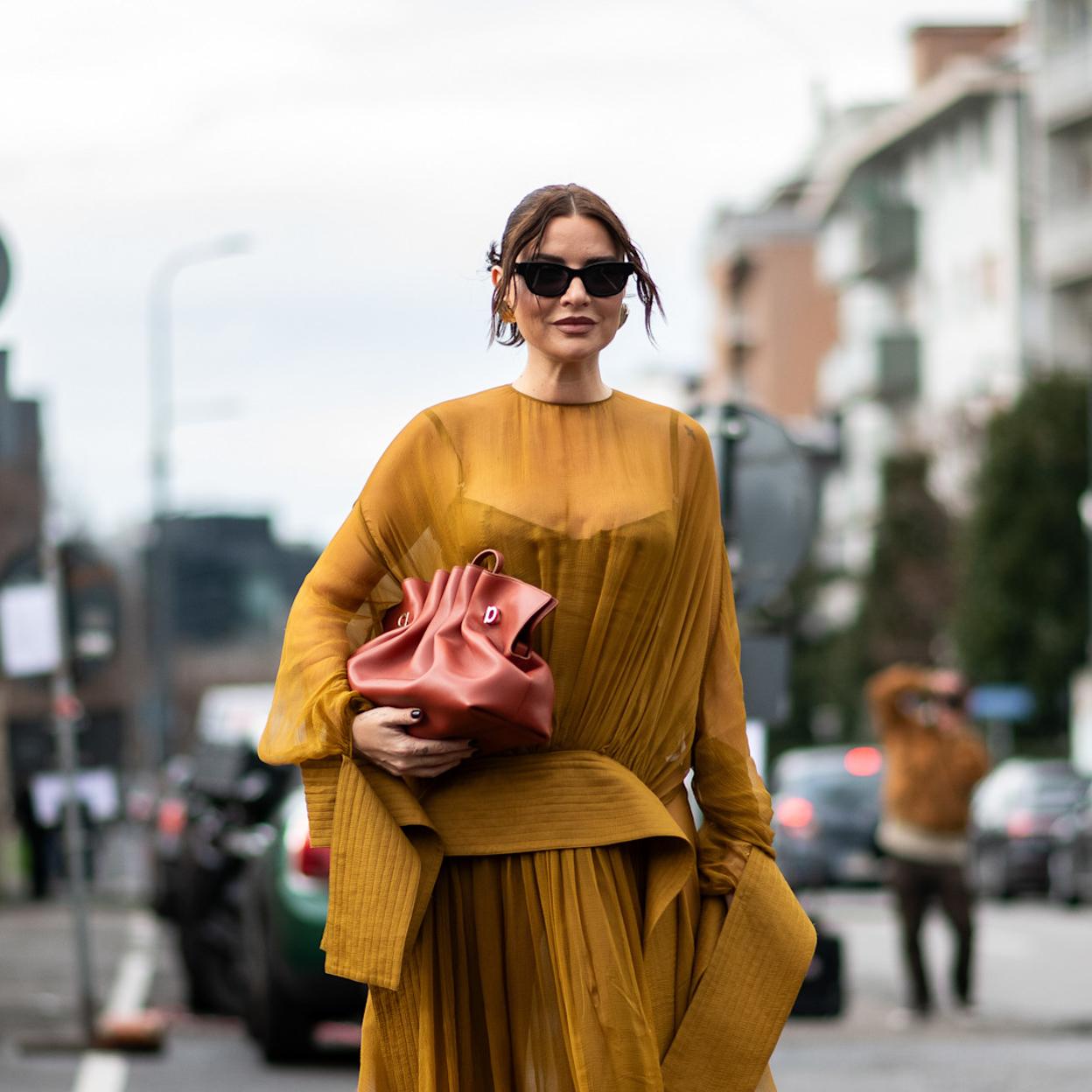 Zara tiene los vestidos baratos que amarán las invitadas de primavera
