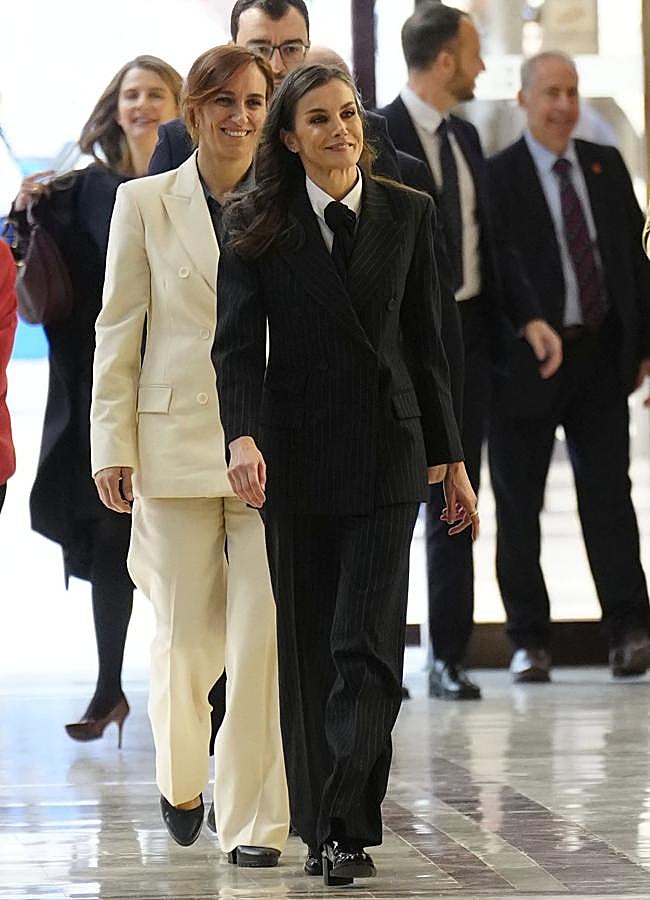 Imagen - La reina Letizia combinó el look con mocasines de tacón cómodo. / LIMITED PICTURES