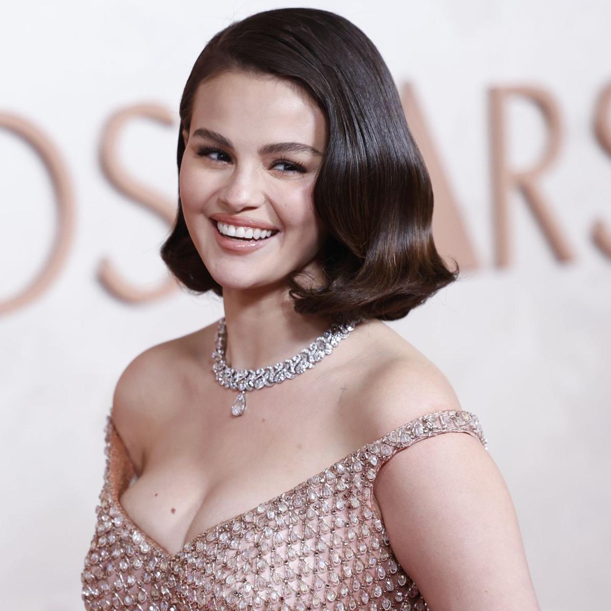 Selena Gomez con un peinado Hollywood.