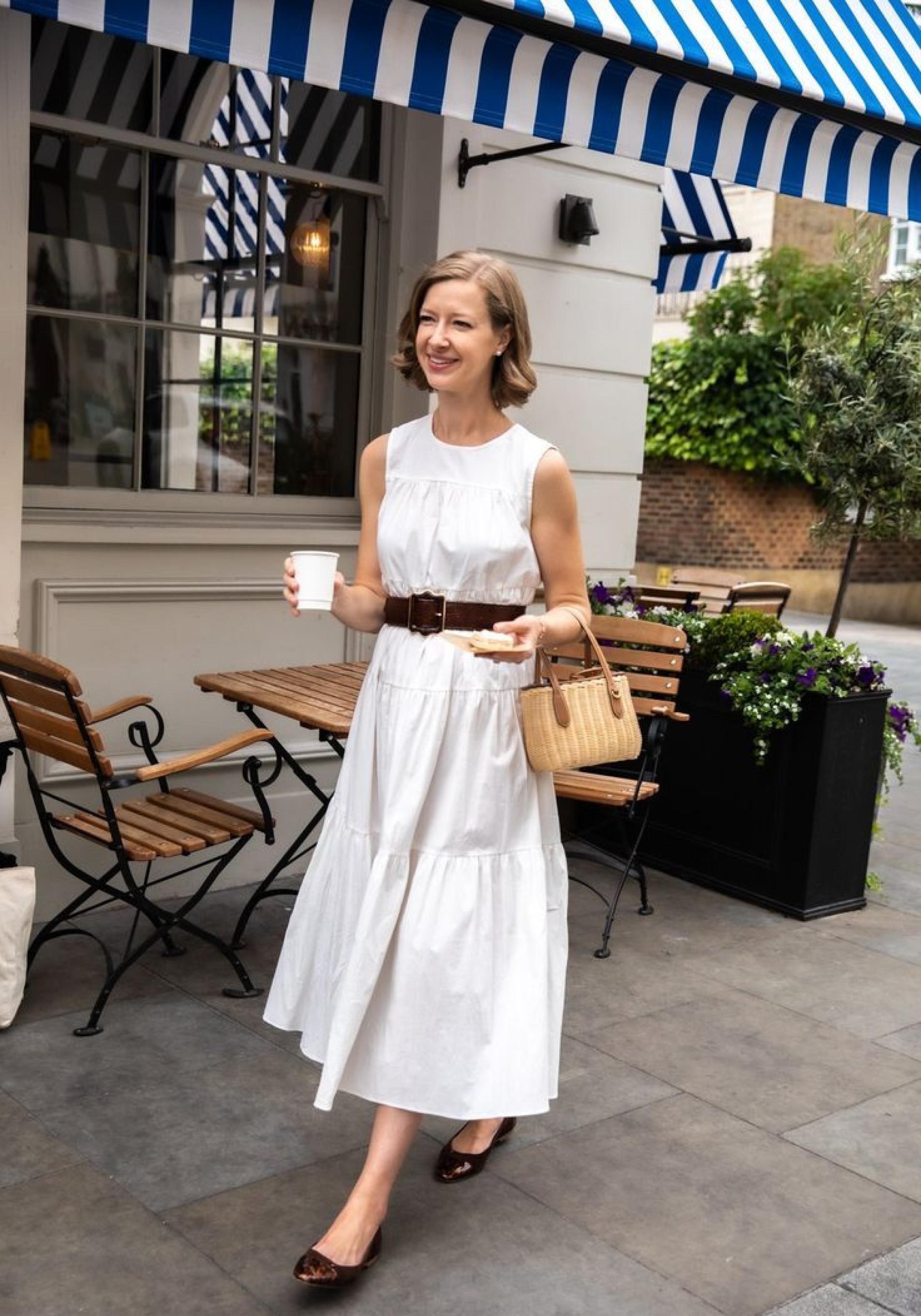 Influencer mayor de 50 con vestido blanco para primavera-verano