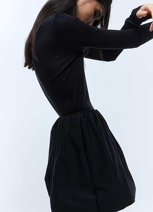 Imagen - Falda negra corta de H&M, 25,99 euros.