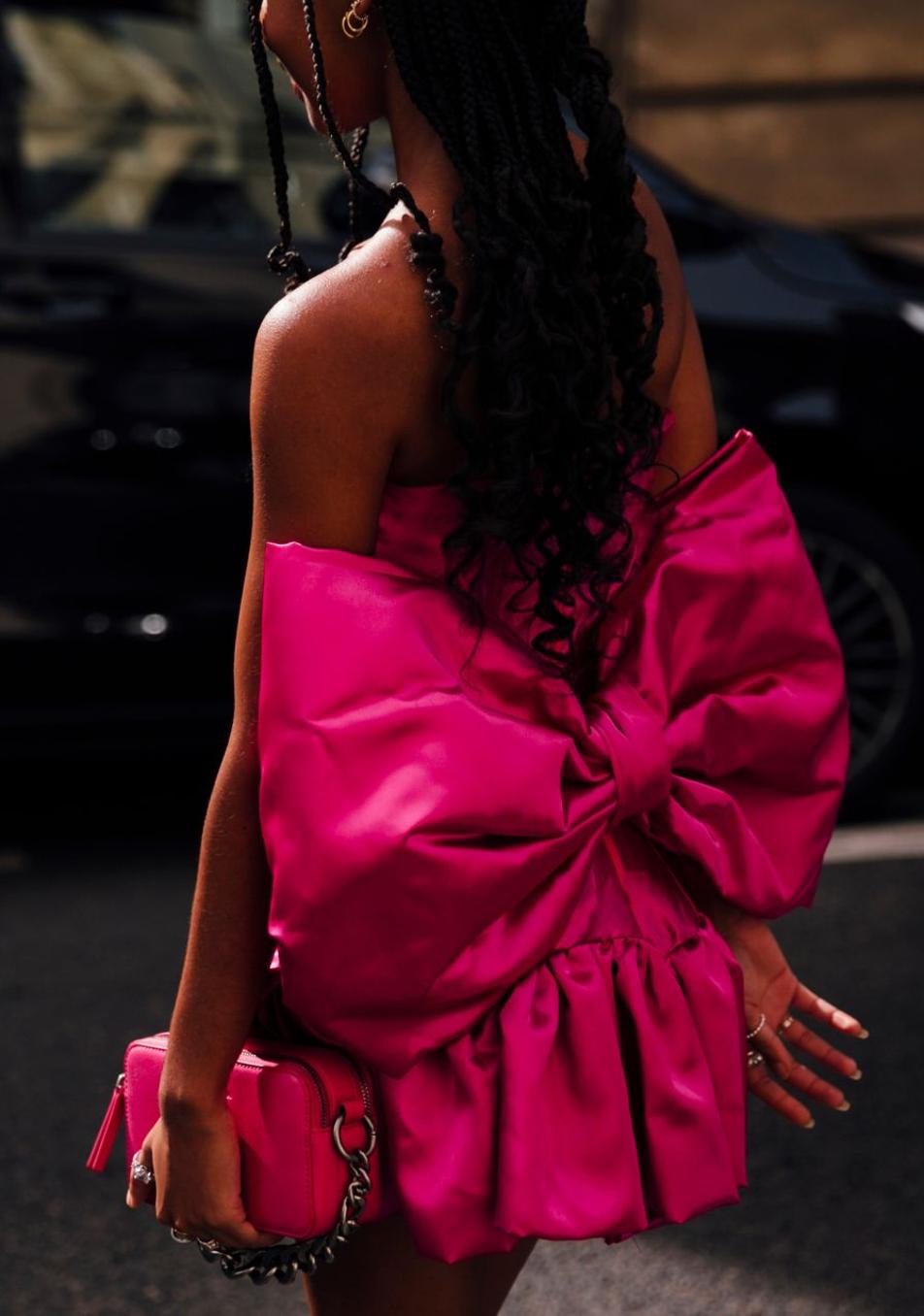 El vestido de 12 euros que está en Mango Outlet y es perfecto para ser la invitada perfecta a los 50