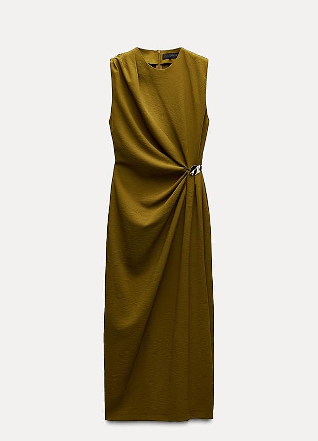 Imagen - Vestido midi en verde con detalle joya de Zara.