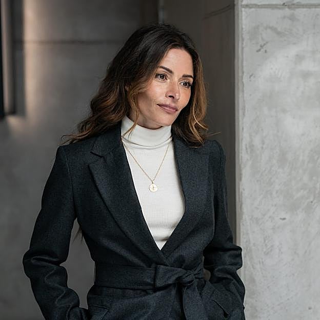 Sarah Shahi interpreta a la doctora Torabi en Paradise. que muchos califican como una de las mejores series de 2015