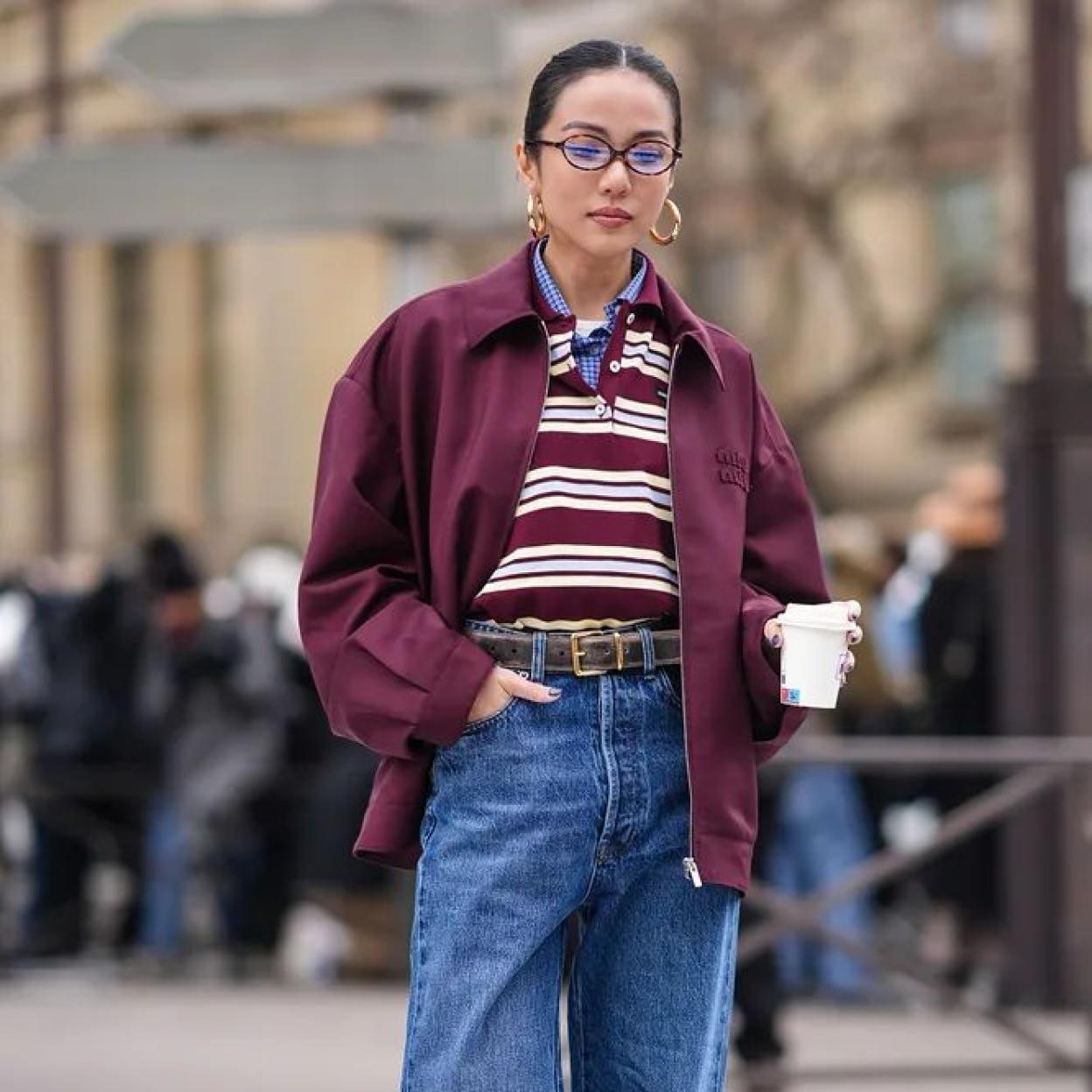 Influencer con polo de rayas tendencia