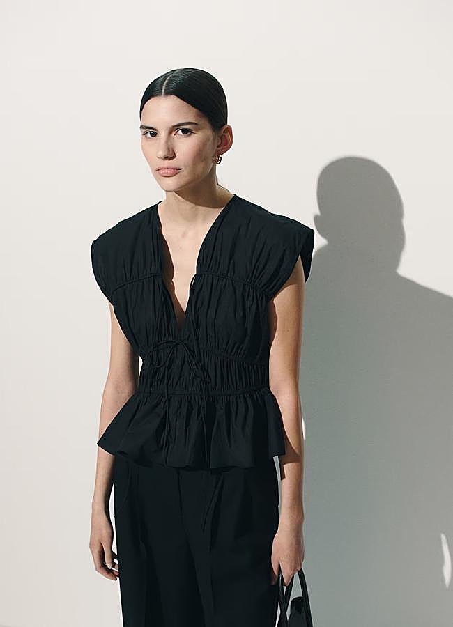 Imagen - Conjunto negro de blusa y pantalones anchos