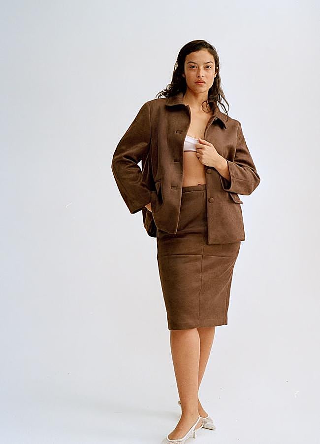 Imagen - Conjunto de antelina con chaqueta y falda midi