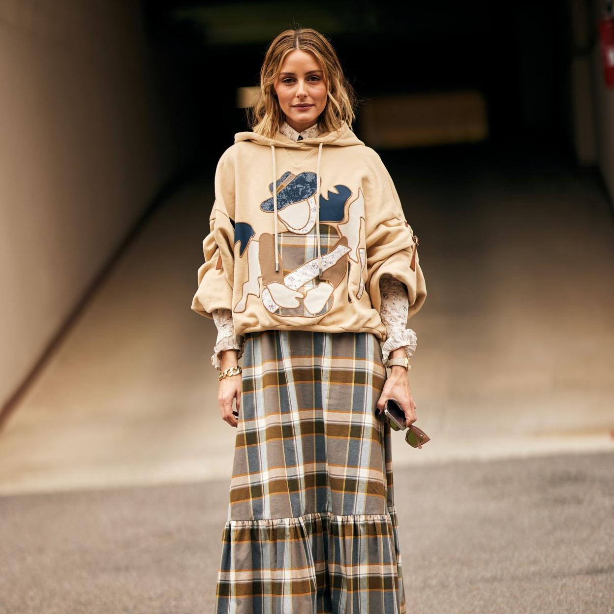 Olivia Palermo con una falda de cuadros.