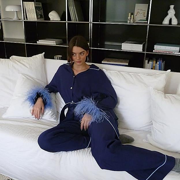 El pijama vuelve a salir a la calle: la tendencia favorita de las famosas que llevarás con tacones (y cuatro formas de arrasar a cualquier edad)