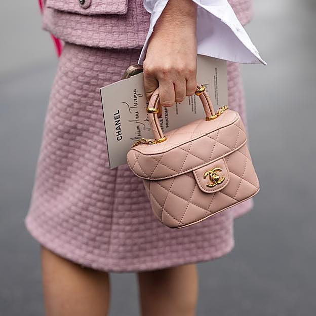 El rosa empolvado está de moda: cómo llevarlo con mucho estilo y los básicos más bonitos