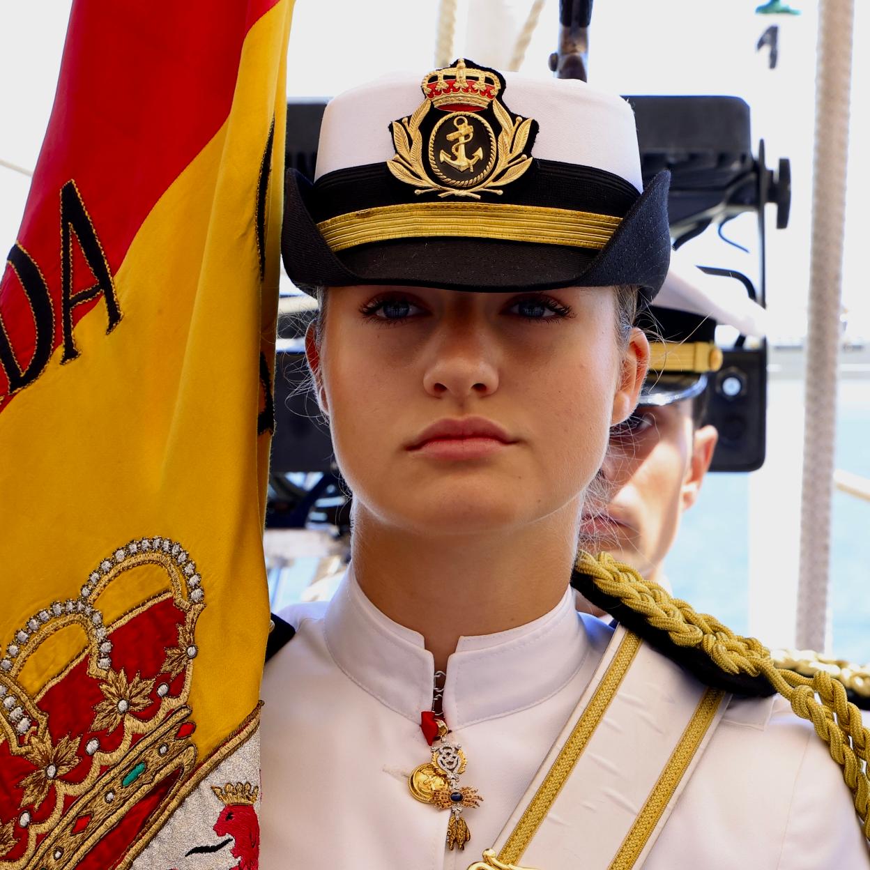 La princesa Leonor, abanderada a su llegada a Montevideo con el Juan Sebastián Elcano. 