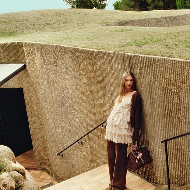 Un look con vestido y pantalón de Stradivarius.