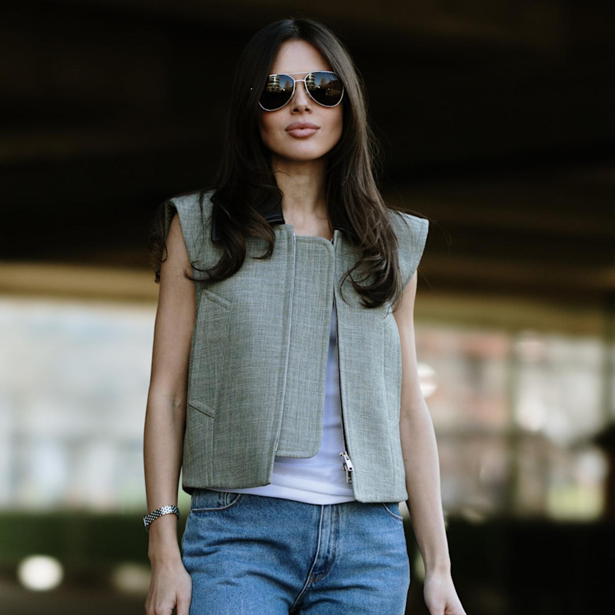 Mujer con look con chaleco